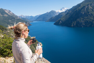 Disfrutando del aire puro y del paisaje mientras bebe unos ricos mates en Patagonia.  © buenaventura13