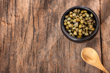 Capparis spinosa - Capers in wooden bowl