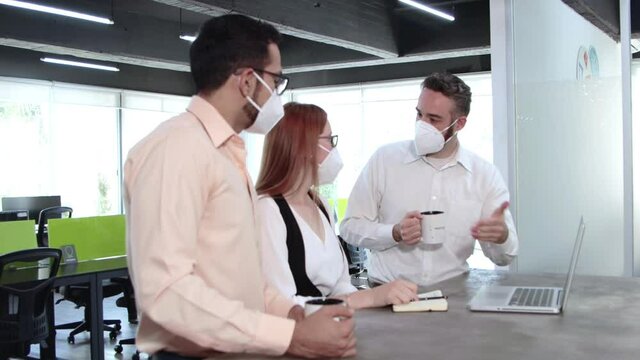 Grupo de gente en junta de negocios trabajando en oficina con mascarilla