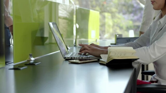 Detalle de Mujer trabajando en oficina con computadora personal 