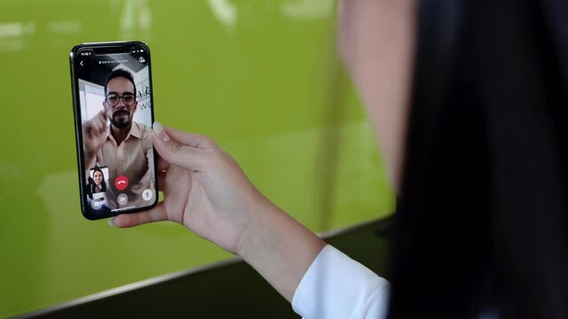 Detalle mano de mujer en videollamada con amigos