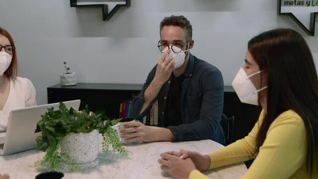 Hombre joven  platicando en sala de juntas de oficina