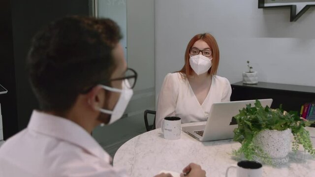 Mujer joven atractiva platicando en sala de juntas de oficina