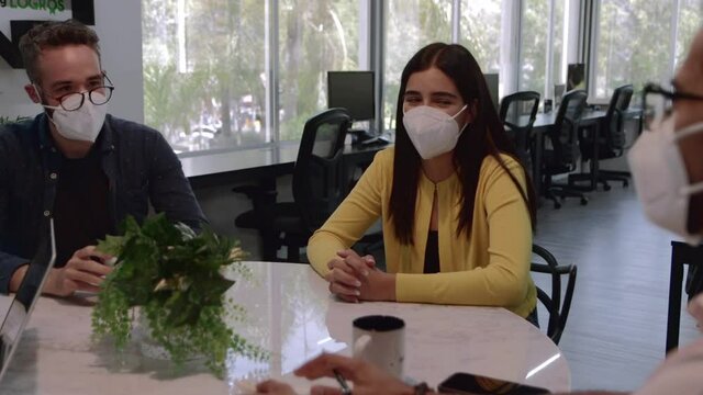 Mujer joven atractiva platicando en sala de juntas de oficina
