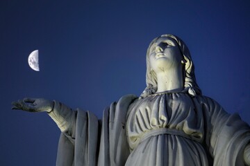 Obraz premium mary holding the moon