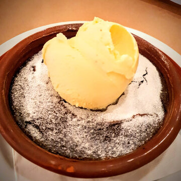 sobremesa de brownie com sorvete de creme