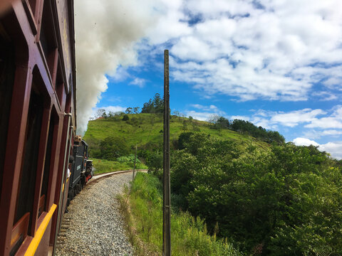 locomotiva a vapor passando por montanhas