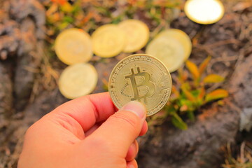 発掘された黄金色に輝く仮想通貨のビットコイン

