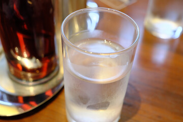 テーブルの上に置かれた美味しいコップの水