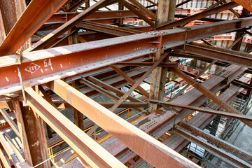 土壁を鉄骨で支える工事現場（横浜市／神奈川）