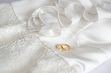 anillos en vestido de novia