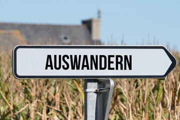 Ein Schild mit dem Hinweis Auswandern