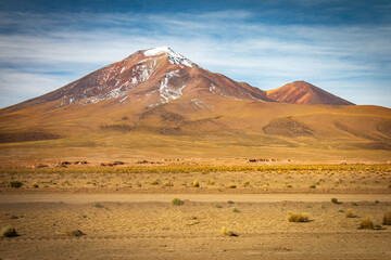 Obraz premium landscape with volcano, bolivia, altiplano, uyuni