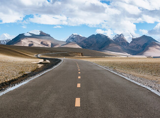 A section of tarmac road in the wilderness of Tibet