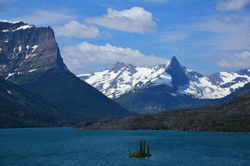 spectacular panorama of fusillade mountain and gunsight ridge from the wild goose island lookout in glacuer national park, montana