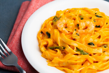 海老とほうれん草のトマトクリームパスタ