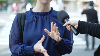街頭インタビューを受ける女性