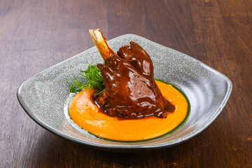 Lamb leg with cream sauce