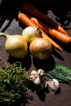 Carrot, onion, garlic, bay leaf and thyme ingredients
