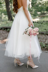 Fototapeta na wymiar bride holding a bouquet
