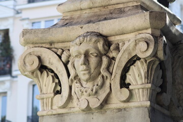 Bajo relieve de una cara en el pedestal de la estatua de Lope de Vega en Madrid