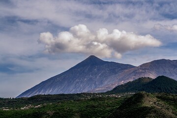 El volcán Teide desde el suroeste de la isla (Desde Santiago del Teide, isla de Tenerife, España). El volcán coronado por una pequeña nube al amanecer.