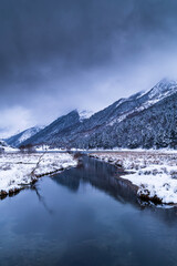 Fototapeta na wymiar Lac d'Estaing sous la neige d'hiver Pyrénées Val d'Azun