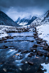 Rivière de montagne lac d'Estaing longue exposition Pyrénées