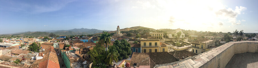 Obraz premium Complete panoramic view of the old town of Trinidad and its surroundings with the mountainous range called Escambray in the background.