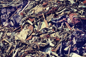 積み上げられた金属類の産業廃棄物