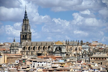 Fototapeta na wymiar Panoramic view of the cathedral of toledo and adjacent housing community of castilla la mancha spain