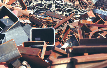 積み上げられた金属類の産業廃棄物