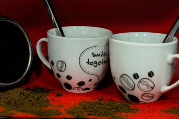 Due tazzine di caffé con macchina del caffé espresso italiana