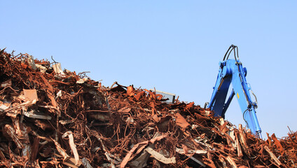 金属類の産業廃棄物とクレーン重機類