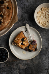Part de gâteau fait maison myrtille et amandes
