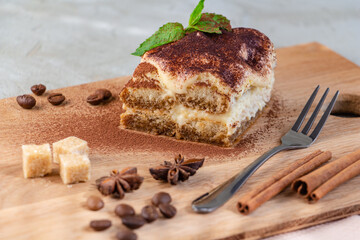  A piece of delicious tiramisu is the perfect breakfast or dessert. Star anise and cane sugar complete the composition