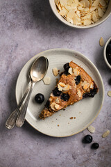 Part de gâteau fait maison myrtille et amandes