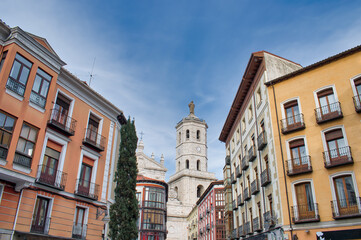 Calles en el centro histórico de Valladolid con la torre campanario de la catedral de fondo