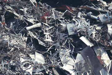 積み上げられた金属類の産業廃棄物