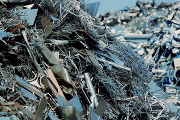 積み上げられた金属類の産業廃棄物