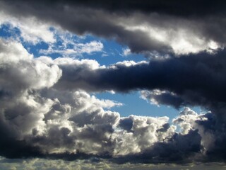 Obraz premium Beautiful clouds lit by sunlight