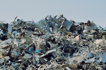 積み上げられた金属類の産業廃棄物