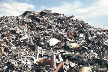積み上げられた金属類の産業廃棄物