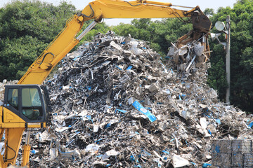 金属類の産業廃棄物とクレーン重機類