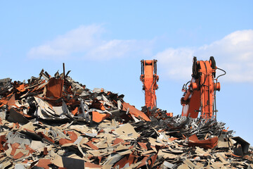 金属類の産業廃棄物とクレーン重機類