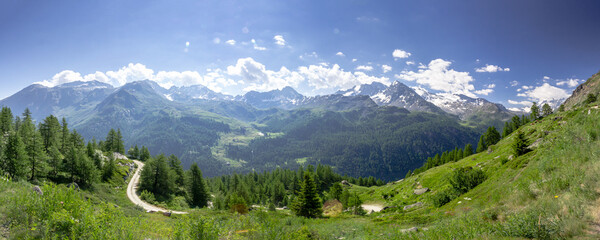 Fototapeta na wymiar Panorama in Valgrisenche