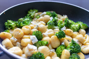 Ñoquis con brócoli y queso azul
