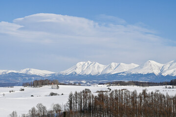 3月の美瑛町 残雪の丘と十勝岳連峰
