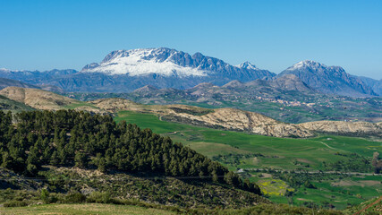 Naklejka premium Beautiful landscape view with snow-covered mountains in the background 