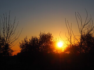 atardecer naranja sobre el lago de ivars y vila sana, lérida, españa, europa